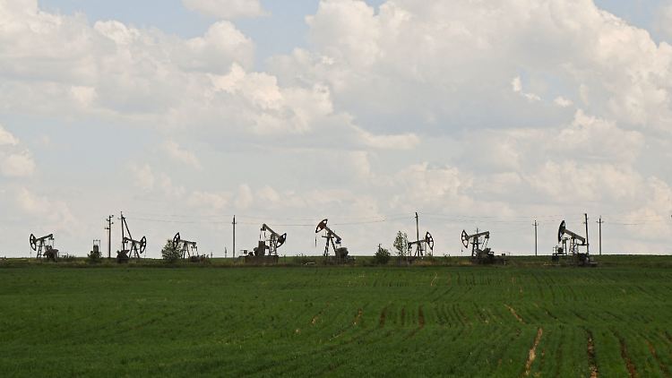 Russland nimmt durch den Verkauf von Öl und Gas deutlich weniger Geld ein als vor einem Jahr.