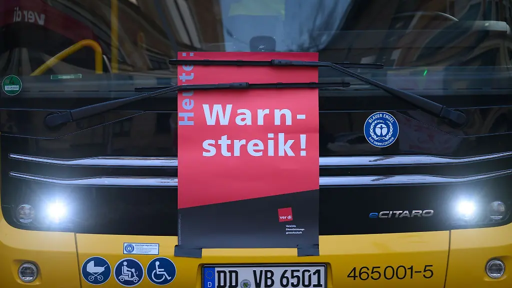 Ein-Plakat-Warnstreik-ist-an-einem-Bus-der-DVB-im-Betriebshof-Trachenberge-unter-den-Scheibenwischer-geklemmt