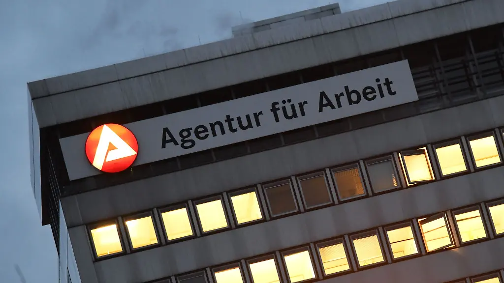 In-zahlreichen-Bueroraeumen-der-Agentur-fuer-Arbeit-in-Kassel-brennt-morgens-Licht