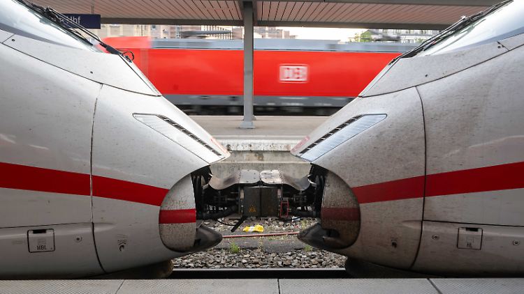 Nach zwei Warnstreiks gilt erst einmal Friedenspflicht. Die Schlichtung soll den Knoten im Tarifstreit zwischen Bahn und EVG lösen. 