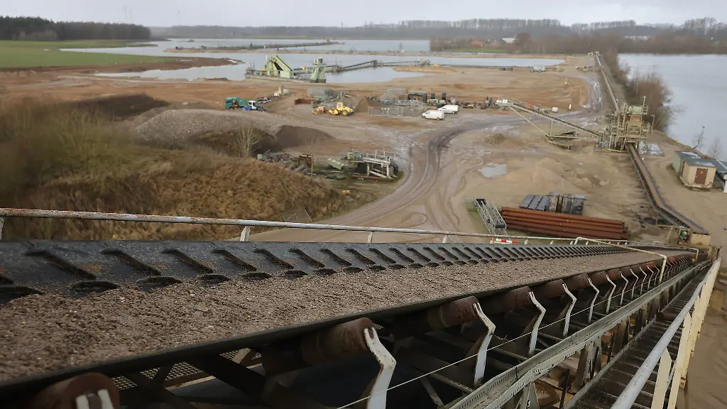 Ein-Foerderband-transportiert-Sand-am-Baggersee-der-Weeze-Kies-GmbH-Co-KG-der-Huelskens-Holding