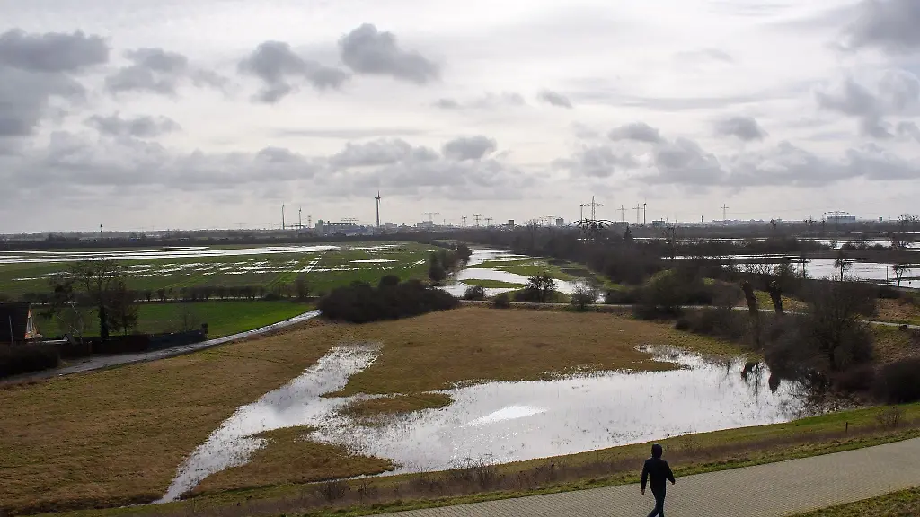 Wasser-steht-auf-Agrarflaechen-in-Wolmirstedt-noerdlich-von-Magdeburg