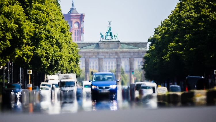 Heiß, aber nicht brenzlig: Um im Auto auch bei sommerlichen Außentemperaturen einen kühlen Kopf bewahren zu können, bleibt es innen besser im Bereich der Wohlfühltemperatur.