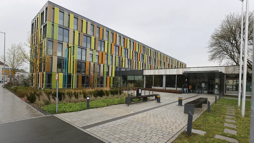 Im-Landgericht-Hof-laeuft-aktuell-der-Prozess-gegen-einen-26-jaehrigen-Mann-der-im-vergangenen-Jahr-in-ein-Kinderheim-eingebrochen-ist-und-ein-Maedchen-vergewaltigt-hat-Nun-ermittelt-die-Staatsanwaltschaft-auch-wegen-des-Besitzes-kinderpornografischer-Inhalte