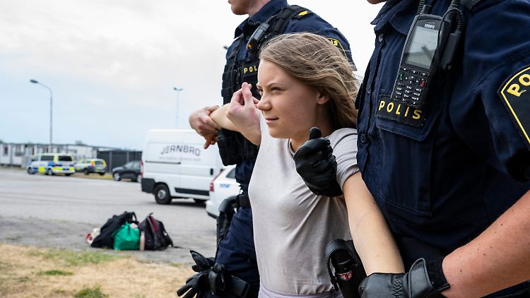 Greta Thunberg stand bei einem Protest in Malmö nicht selbst auf, sondern ließ sich wegtragen.