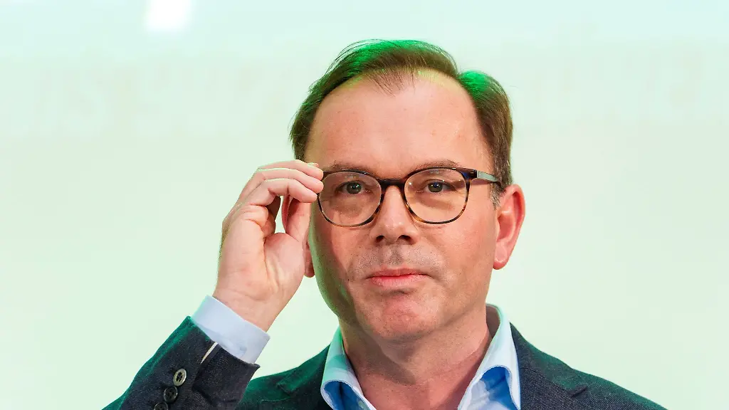 Mathias-Wagner-Buendnis90-Die-Gruenen-Fraktionsvorsitzender-seiner-Partei-in-Hessen-spricht-auf-dem-Landesparteitag