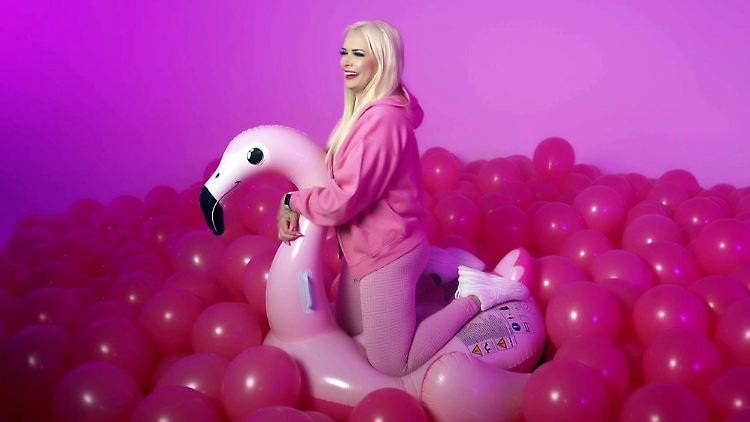 Pinker Videodreh mit Daniela Katzenberger und Flamingo.