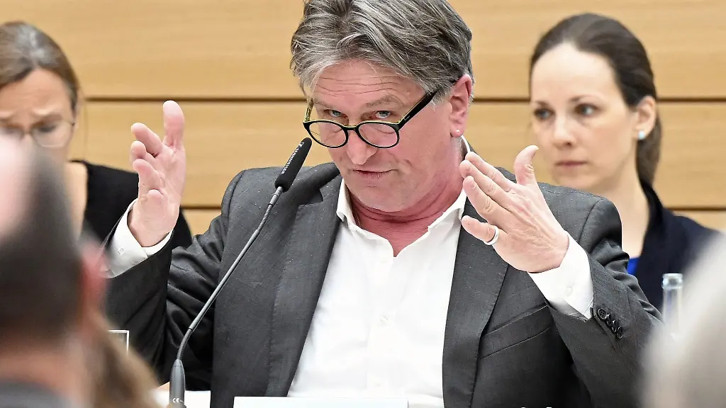 Manfred-Lucha-Buendnis-90-Die-Gruenen-Minister-fuer-Soziales-und-Integration-in-Baden-Wuerttemberg-spricht-im-Landtag-bei-einer-Sitzung-des-Sozialausschuss-des-Landtags-von-Baden-Wuerttemberg