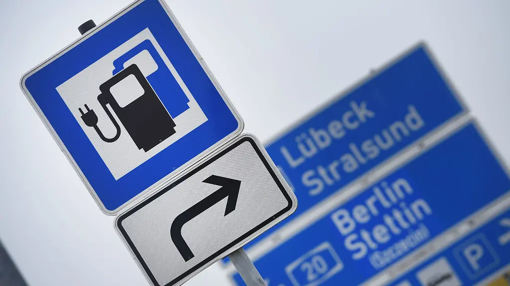 Ein-Verkehrszeichen-fuer-Ladestationen-fuer-E-Fahrzeuge-und-Wasserstofftankstelle-steht-an-der-A20
