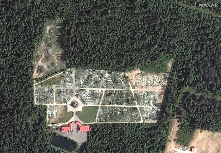 Ein-Satellitenbild-zeigt-einen-Friedhof-in-Russland