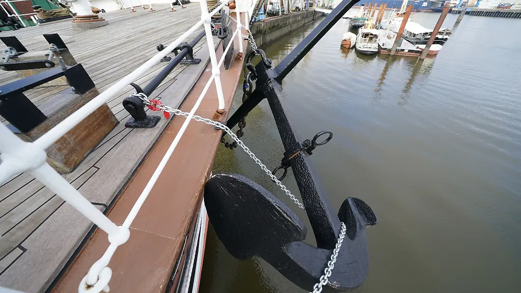 Der-riesige-Anker-haengt-am-Bug-der-Viermastbark-Peking-im-Deutschen-Hafenmuseum