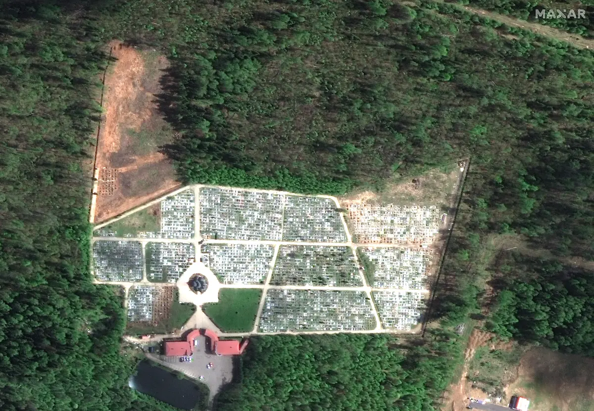 Ein-Satellitenbild-zeigt-einen-Friedhof-in-Russland