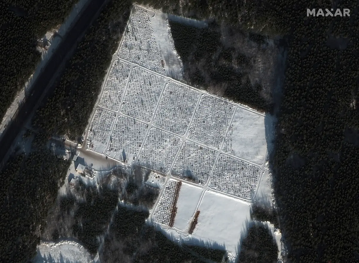 Ein-Satellitenbild-zeigt-einen-Friedhof-in-Russland