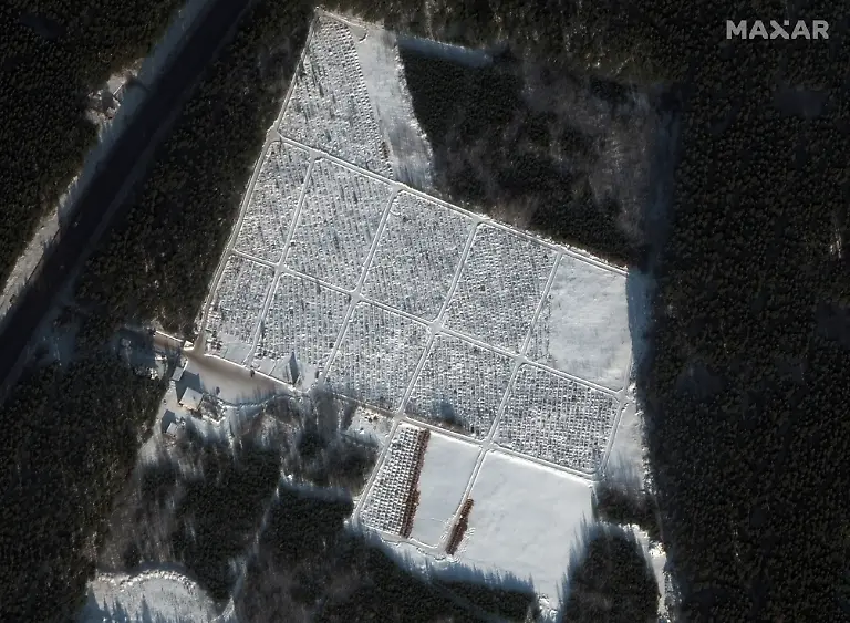 Ein-Satellitenbild-zeigt-einen-Friedhof-in-Russland
