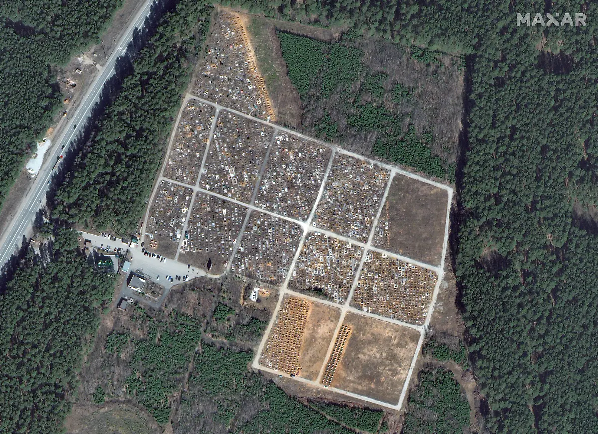 Ein-Satellitenbild-zeigt-einen-Friedhof-in-Russland