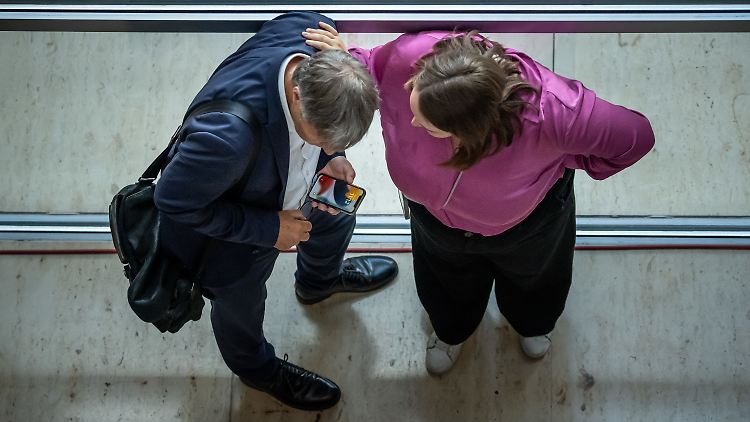 Ricarda Lang und Robert Habeck steckten vor der Sitzung die Köpfe zusammen.