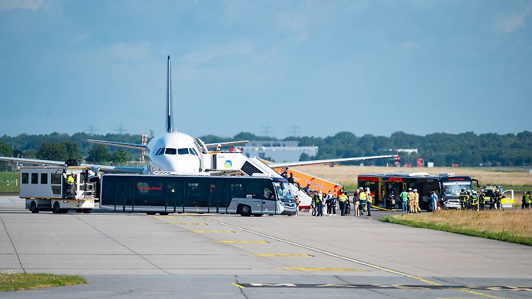 Nach der ungeplanten Landung mussten Passagiere das Flugzeug verlassen und in bereitgestellte Busse steigen.