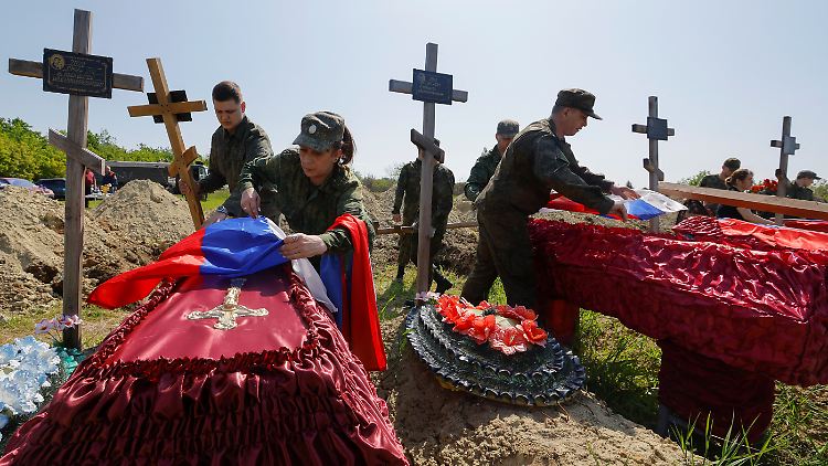 Beerdigung von Angehörigen der russischen Streitkräfte auf einem Friedhof im russisch besetzten Luhansk.