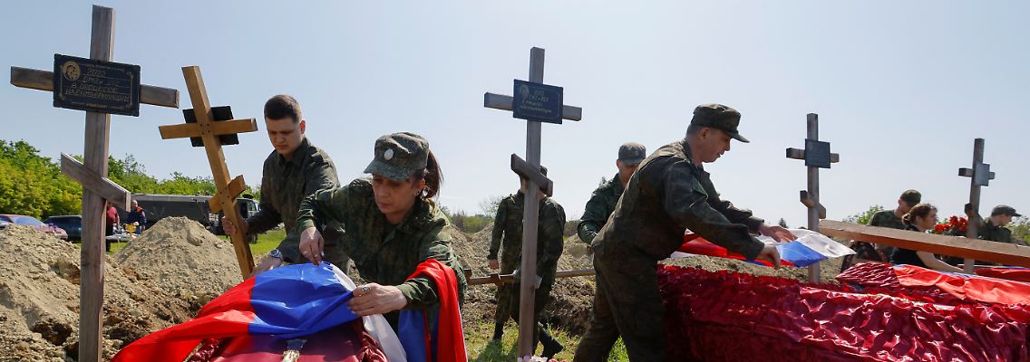 2023-05-18T103730Z_1254384836_RC2U01A4GZL4_RTRMADP_3_UKRAINE-CRISIS-LUHANSK-SOLDIERS-BURIAL.JPG