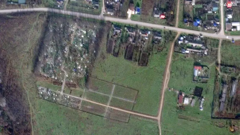 Ein-Satellitenbild-zeigt-einen-Friedhof-in-Russland