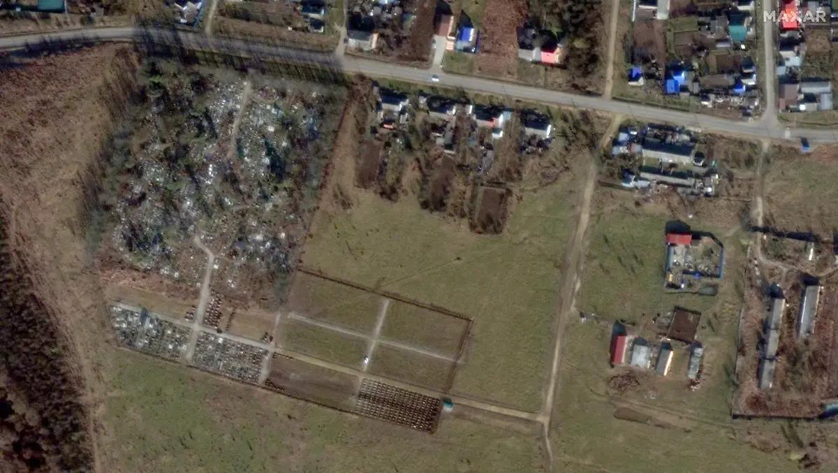 Ein-Satellitenbild-zeigt-einen-Friedhof-in-Russland
