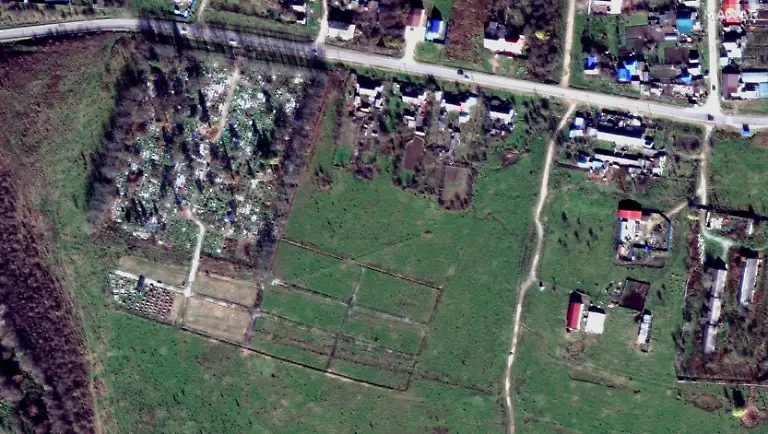 Ein-Satellitenbild-zeigt-einen-Friedhof-in-Russland