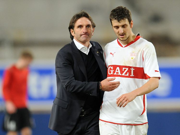 Bruno Labbadia freut sich mit Mittelfeldabräumer Zdravko Kuzmanovic über das 1:0 gegen Mainz zum Rückrundenstart.