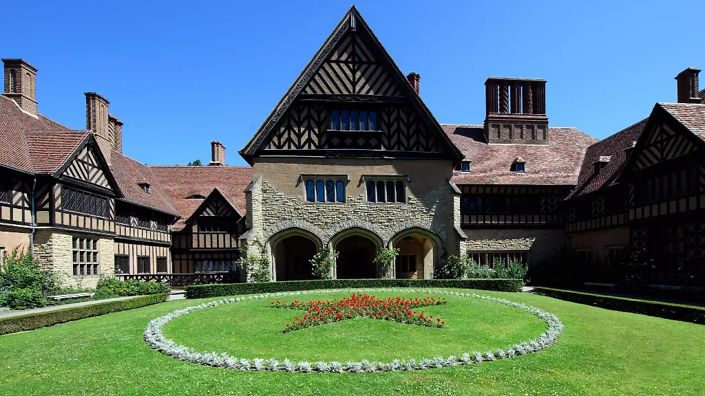 Schloss-Cecilienhof-im-Neuen-Garten-in-Potsdam