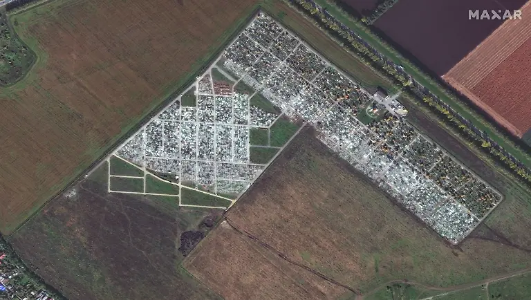 Ein-Satellitenbild-zeigt-einen-Friedhof-in-Russland