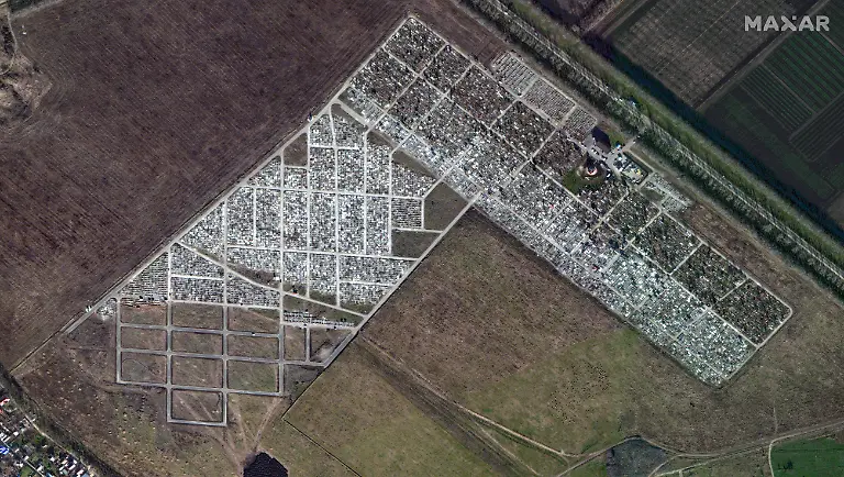 Ein-Satellitenbild-zeigt-einen-Friedhof-in-Russland