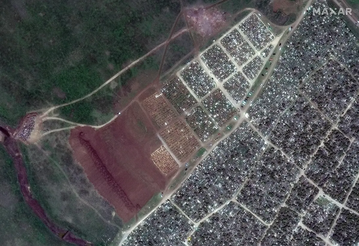 Ein-Satellitenbild-zeigt-einen-Friedhof-in-Russland