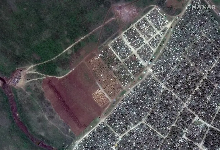 Ein-Satellitenbild-zeigt-einen-Friedhof-in-Russland