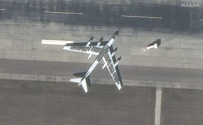 Ein-Satellitenbild-zeigt-ein-russisches-Kampfflugzeug-das-mit-Reifen-bedeckt-wurde