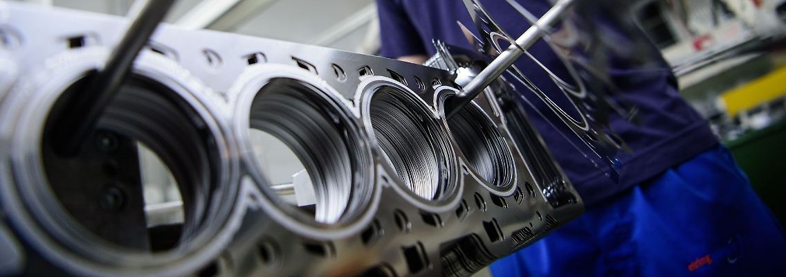 Ein Mitarbeiter eines Autozulieferers kontrolliert die Produktion der Zylinderkopfdichtungen.