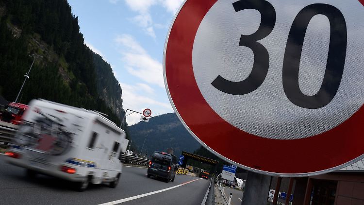 Fuß vom Gas: Gerade auch im Ausland hält man sich lieber ans Tempolimit. Etwa, wenn vor der italienisch-österreichischen Grenze auf dem Brenner nur 30 km/h erlaubt sind.