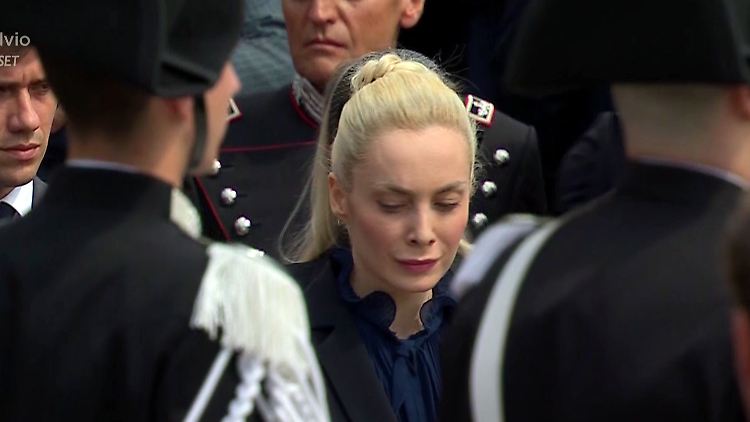 Berlusconis Lebensgefährtin Marta Fascina bei seiner Beerdigung in Mailand. 