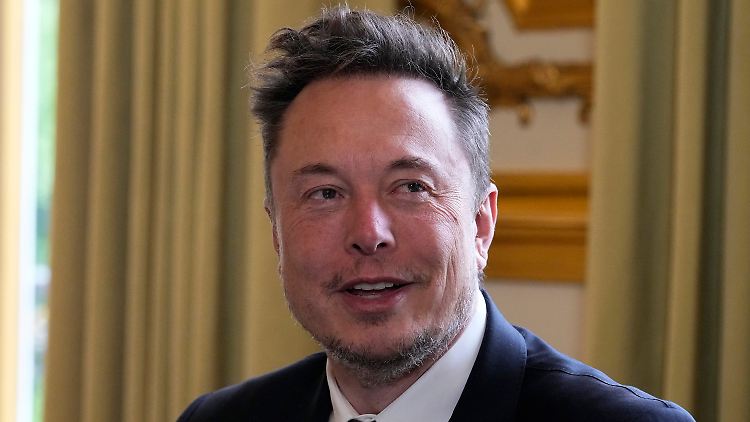 Musk hatte nach der Übernahme von Twitter den Großteil der Belegschaft vor die Tür gesetzt. Jetzt fürchtet er, einstige Mitarbeiter hätten Betriebsgeheimnisse weitergegeben.