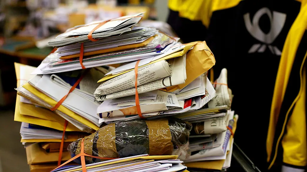 Briefe-stapeln-sich-im-Briefverteilzentrum