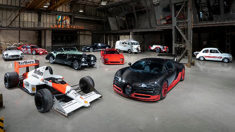DTM-Racer Alfa Romeo 155 gibt sich die Hand mit dem Sehnsuchts-Straßenrenner Ferrari F40. Und da winkt ja auch noch ein 300 SL mit seinen Flügeltüren. Nicht zu vergessen der sechzehnzylindrige Bugatti Veyron.
