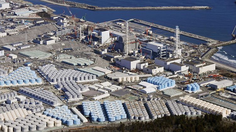 Diese Luftaufnahme zeigt Tanks im Kernkraftwerk Fukushima, die aufbereitetes radioaktives Abwasser lagern.