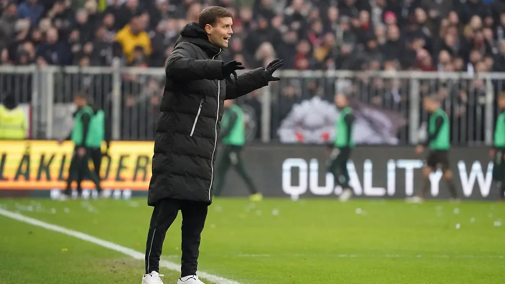 Paulis-Trainer-Fabian-Huerzeler-gestikuliert-am-Spielfeldrand