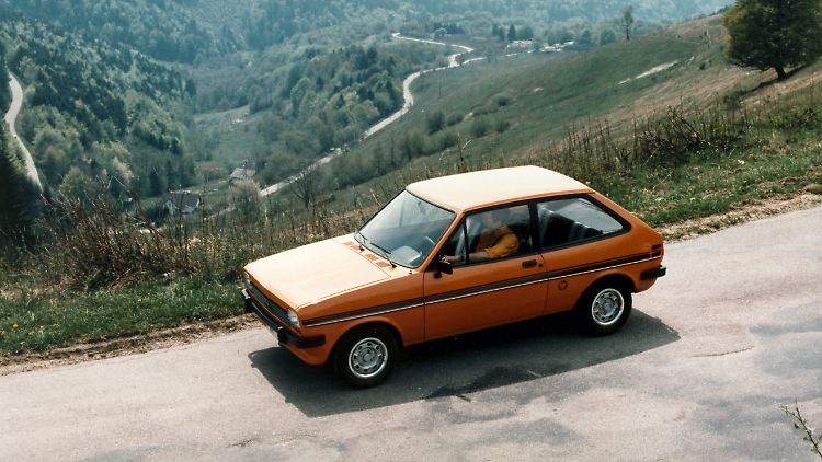 Der 1976 vorgestellte Ford Fiesta fuhr in Windeseile an die Spitze seiner Klasse. Mehr als 2,5 Millionen Mal verkauft, hielt der frontgetriebene Zweitürer bereits in seiner ersten Version eine ganze Reihe von Produktions- und Zulassungsrekorden. 