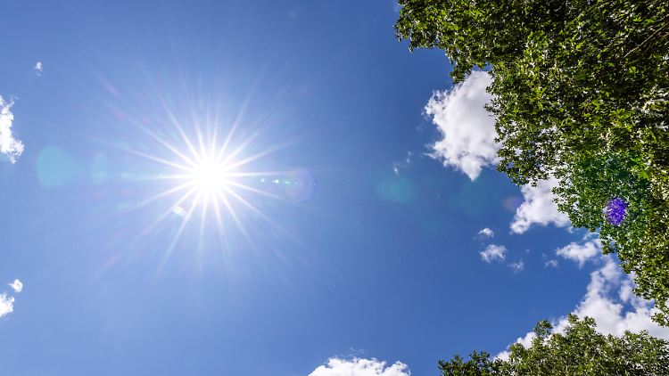 Die Sonne wird deutschlandweit in den nächsten Tagen für Temperaturen deutlich über 30 Grad sorgen.