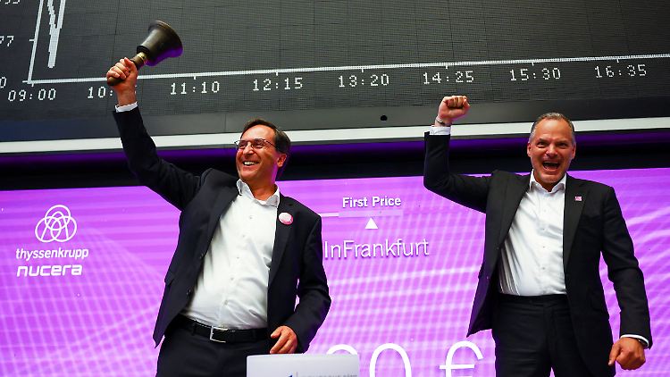 Jubel bei den Verantwortlichen - die erste Notierung liegt oberhalb des Ausgabepreises.