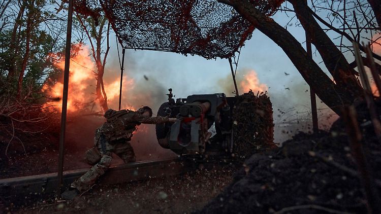 Ein ukrainischer Soldat feuert die Munition einer D-30-Haubitze auf russische Stellungen bei Bachmut. 