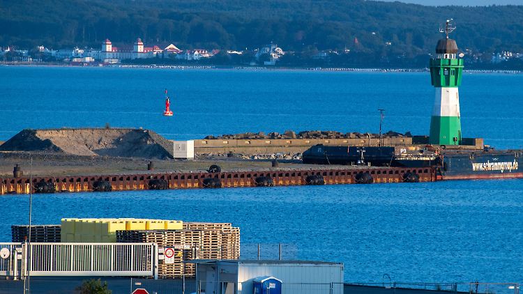 Im Hafen von Mukran soll das LNG-Terminal entstehen. Im Ostseebad Binz (im Hintergrund) ist man davon nicht begeistert. 