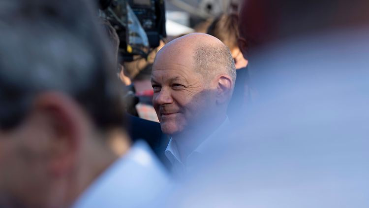 Olaf Scholz am Mittwoch ohne Bierhelm beim Sommerfest der SPD-Fraktion. "Laptop wieder auf, die Arbeit ruft" gilt aber auch ohne Bierhelm.