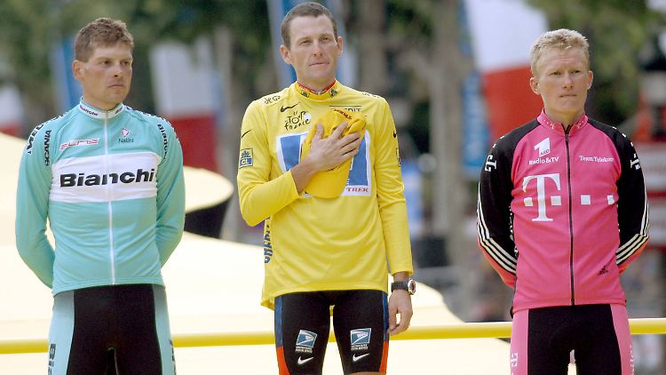 Winokurow (rechts) auf dem Podium der Tour de France 2003 neben Jan Ullrich (links) und dem nachträglich aus den Ergebnislisten gestrichenen Lance Armstrong.