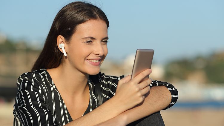 So sollte man ein Smartphone in der Sommerhitze nicht nutzen.