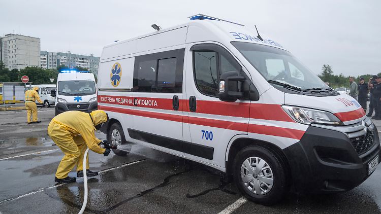 Ukrainische Rettungskräfte in Strahlungsanzügen üben den Ernstfall.